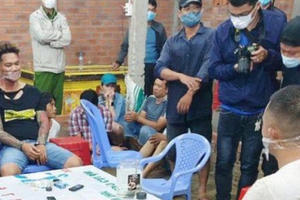 Gần 40 người tụ tập lắc tài xỉu bất chấp dịch bệnh