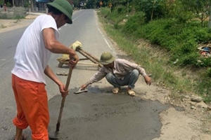 Xôn xao clip cán bộ giao thông trách mắng người dân vì tự ý vá đường