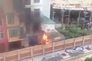 Nóng: Cháy nổ lớn trên phố ở Hà Nội