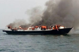 Lửa bốc cháy trên chiếc tàu chở 90 hành khách ngoài khơi