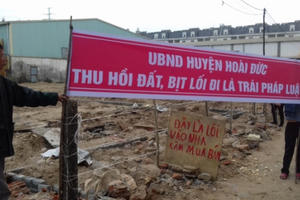 Địa ốc 24h: Thu hồi đất bán đấu giá, bịt lối đi của người dân, "hô biến" con đường thành dự án