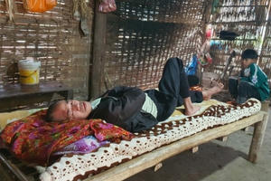 Nhói lòng cảnh cậu bé 13 tuổi đốt lửa sưởi ấm cho bố nằm liệt ngày đầu xuân