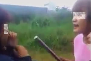 Công an triệu tập người liên quan clip nữ sinh dùng tuýp sắt đánh bạn