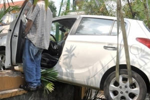 TP HCM: Nữ tài xế húc đổ rào thép, đè cụ ông chạy xe ôm