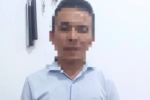 Mâu thuẫn tình cảm, nam thanh niên in ảnh khỏa thân của bạn gái rồi rải khắp đường Mâu thuẫn tình cảm, nam thanh niên in ảnh khỏa thân của bạn gái rồi rải khắp đường