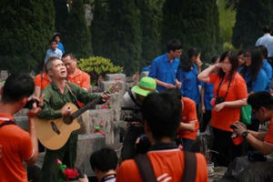 Thắp một nén nhang nơi đầu gió…