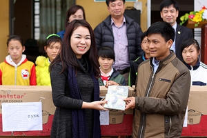 Giảng viên Sư phạm tặng quà Xuân cho thầy trò miền núi Lào Cai