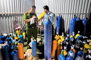 Hà Nội: Triệt phá kho sang chiết "khí cười" núp bóng trong bãi để xe Hà Nội: Triệt phá kho sang chiết "khí cười" núp bóng trong bãi để xe