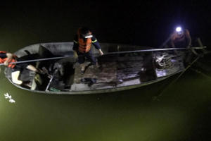 Nam thanh niên văng qua lan can cầu rơi xuống sông mất tích trong đêm