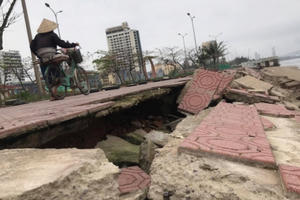 Chưa phục hồi sau “chấn thương”, bãi biển Cửa Lò vẫn “tan hoang” trước mùa du lịch