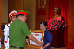 Trao bằng Tổ quốc ghi công cho thân nhân Liệt sĩ Nguyễn Ngọc Minh Nhật