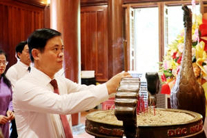 Lãnh đạo tỉnh Nghệ An dâng hương tưởng niệm Chủ tịch Hồ Chí Minh nhân dịp Quốc khánh 2/9
