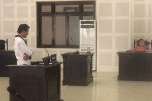 Vác gạch đập vỡ đầu tình địch, dùng bấm móng tay rạch mặt vợ cũ để trả thù