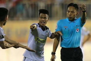V.League lại "nổi sóng" vì các quyết định gây tranh cãi của trọng tài