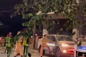 Video: CSGT khống chế, phá cửa kính xe ô tô bắt giữ "ma men"