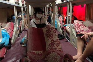 Phát hiện xe khách chở nhiều người định "thông chốt" để về quê