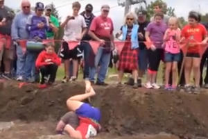 Không nhịn được cười với cuộc thi cõng vợ vượt chướng ngại vật