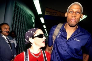 Nữ ca sĩ 'quan hệ' với cầu thủ trên máy bay, hứa trả 20 triệu USD nếu mang bầu