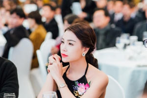 Trà Ngọc Hằng khoe lưng trần bất chấp thời tiết lạnh 3 độ C