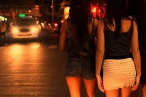 Băn khoăn có nên công nhận “nghề mại dâm”?