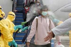 Trung Quốc phát hiện virus corona trên tay nắm cửa