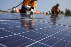 Slide - Điểm tin thị trường: Việt Nam hướng đến mục tiêu có 100.000 hệ thống Điện mặt trời mái nhà vào năm 2025