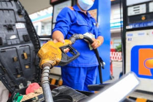 Giá xăng RON95 tăng thêm gần 1.000 đồng mỗi lít
