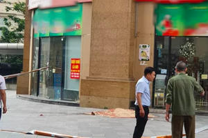 Hà Nội: Người đàn ông rơi từ tầng cao toà nhà xuống đất tử vong