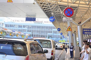 Slide - Điểm tin thị trường: Bộ Giao thông "lại" đồng ý tiếp tục thu phí ô tô vào sân bay