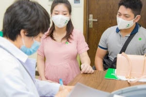 Cách theo dõi sức khỏe tại nhà đối với phụ nữ có thai mắc COVID-19