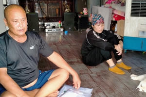 Một nông dân bị đánh thương tích khi phàn nàn một nhóm người đậu xe chắn hết đường để chụp ảnh