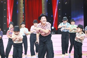 Trường Giang khoe giọng với hàng chục “Mười Khó” nhí
