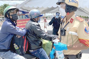 Những chiến sĩ áo vàng, xanh gác tình riêng đi chống dịch Những chiến sĩ áo vàng, xanh gác tình riêng đi chống dịch