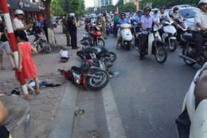 Hà Nội: Ô tô đâm liên hoàn hàng loạt xe máy Hà Nội: Ô tô đâm liên hoàn hàng loạt xe máy