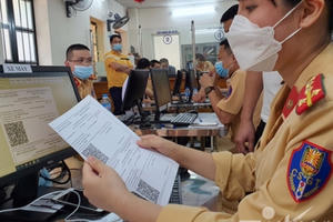 Công an Hà Nội cấp giấy đi đường có mã QR từ 3-5 phút