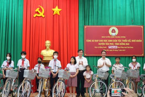 Ban Tuyên giáo Trung ương thăm, tặng xe đạp cho học sinh nghèo tại Đồng Nai