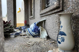 Bắt giữ đối tượng đập phá hàng chục ngôi mộ ở Hà Nội