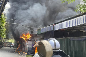 Cảnh sát kịp thời ngăn cháy lan tại bãi trông giữ phương tiện tự phát