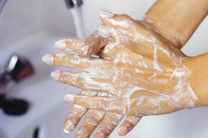 Nhân viên 'không cắt ngắn móng tay', nhiều cơ sở ăn uống ở Hà Nội bị xử phạt