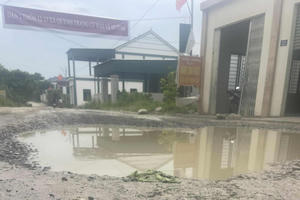 Nghệ An: Người dân chặn xe tải chở VLXD gây ô nhiễm, hư hỏng đường Nghệ An: Người dân chặn xe tải chở VLXD gây ô nhiễm, hư hỏng đường