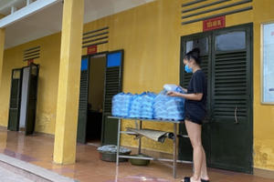 Hy sinh thầm lặng vì cuộc chiến không súng đạn với "giặc" Covid-19