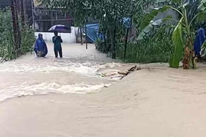 Nghệ An: Băng qua cầu ngập nước, ba mẹ con bị cuốn trôi
