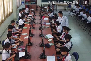 Thầy giáo Tin học oằn mình vì chứng chỉ: "Có lẽ em phải bỏ nghề thôi"