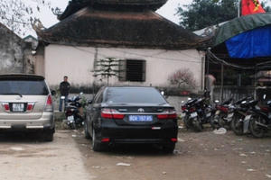 Nghệ An: Xe biển xanh "bủa vây" đền Ông Hoàng Mười