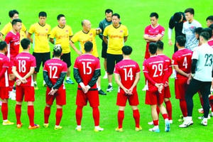 Tuyển Việt Nam đủ quân số, thầy Park 'đóng cửa cài then'