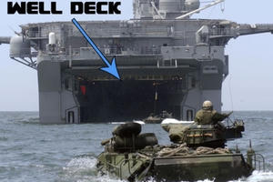 Ngoạn mục cảnh tăng PT-76B Việt Nam bơi vào tàu đổ bộ