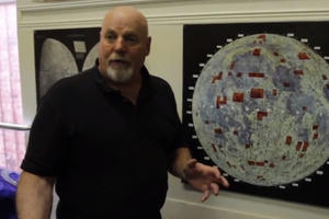 Dennis Hope – Người rao bán Mặt Trăng Dennis Hope – Người rao bán Mặt Trăng