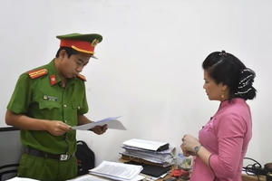 Bắt bảo mẫu ném bé trai 14 tháng tuổi xuống nền nhà gây chấn thương sọ não