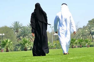 Chồng nộp đơn ly dị vì vợ... đi bộ nhanh hơn mình trên đường