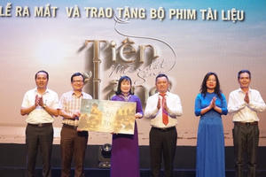 Hải Phòng: Ra mắt và trao tặng phim tài liệu “Tiên Lãng - miền đất sáng”